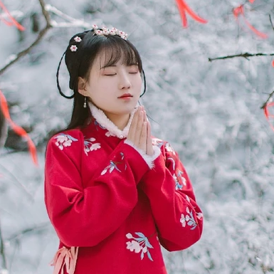 山茶花带折扇女生头像唯美古风真人头像