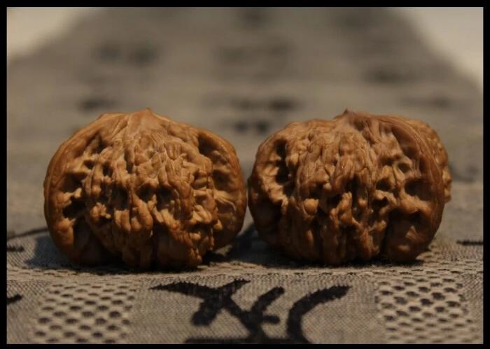 文玩核桃异型三棱半