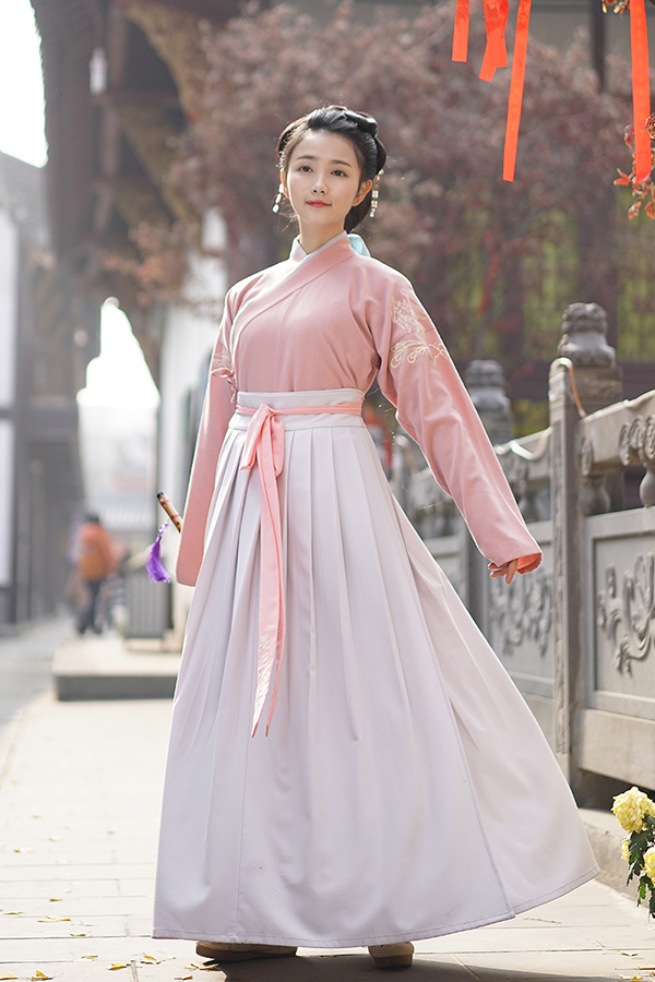 汉服  交领襦裙绣花长褙子