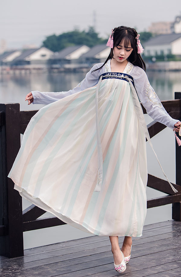 汉服改良元素刺绣对襟齐胸襦裙