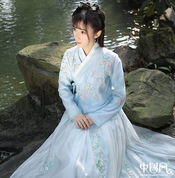 汉服 绣花交领襦裙袄裙齐腰褶裙