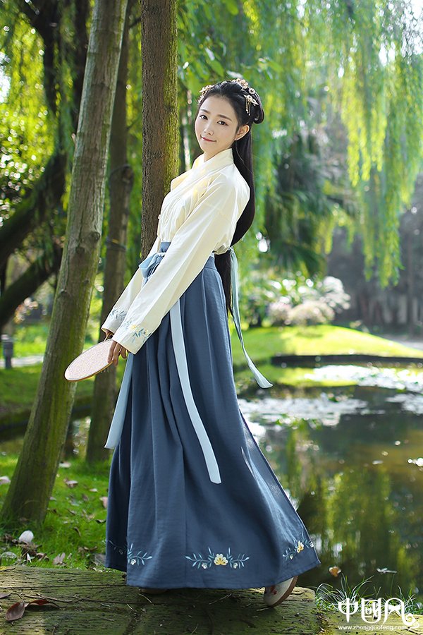 汉服绣花对襟半臂交领齐腰襦裙
