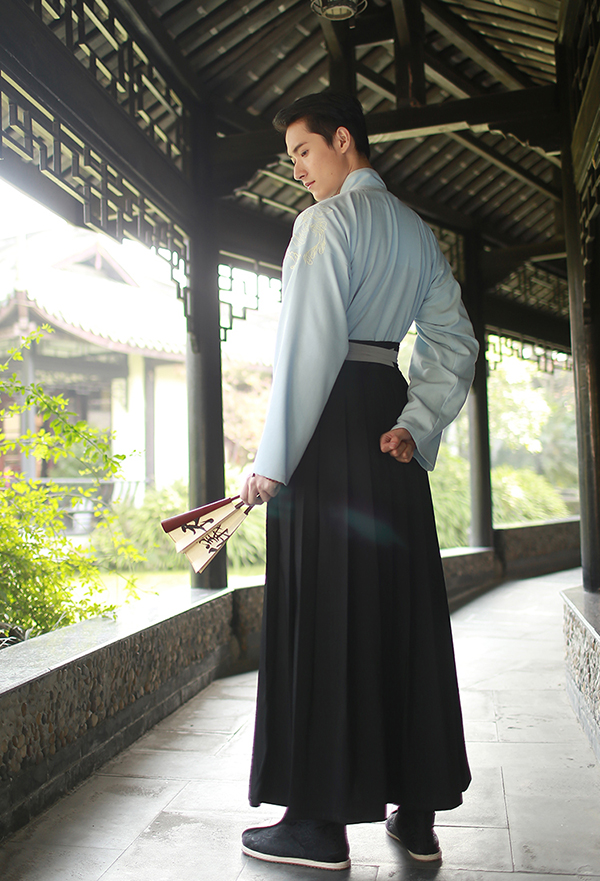 传统汉服绣花上衣下裳大氅