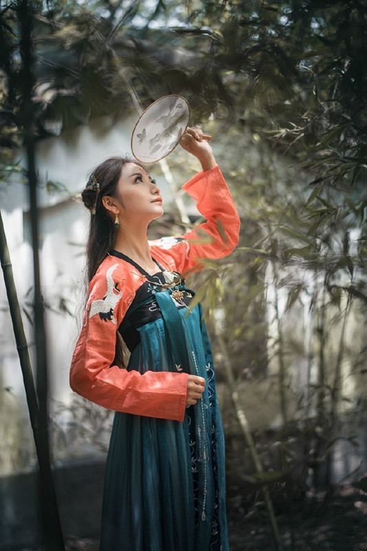 树林中古装女子图片