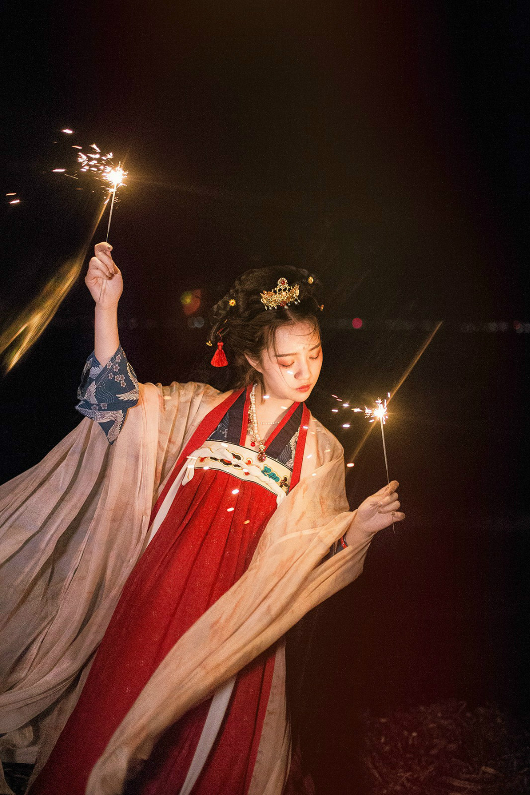 星空下翩翩起舞的古装女子摄影