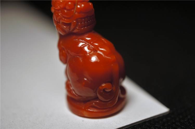深色阿卡级珊瑚仿苦瑞兽雕件