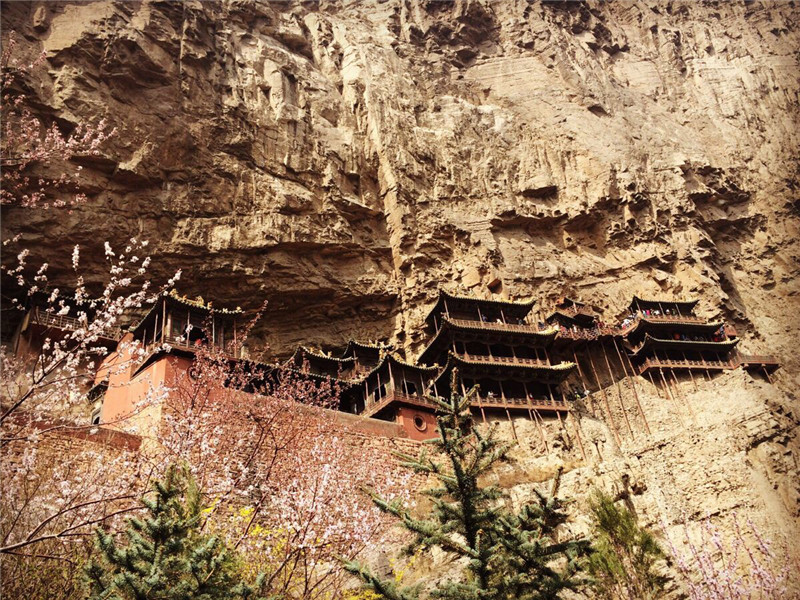 悬空寺半天高，三根马尾空中吊