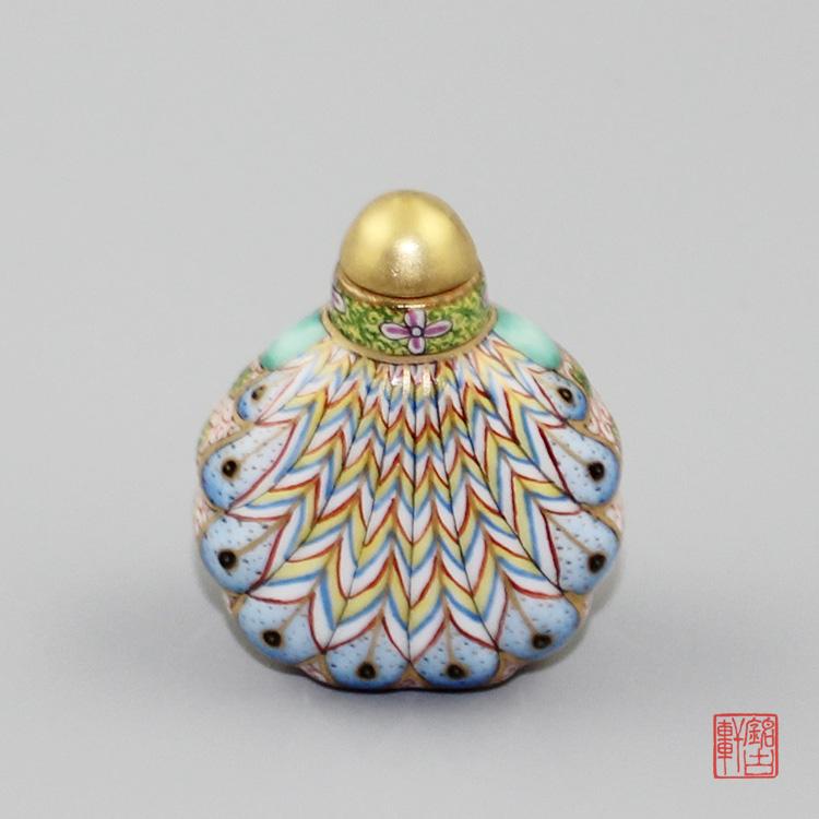 孔雀开屏手工描金粉彩陶瓷鼻烟壶