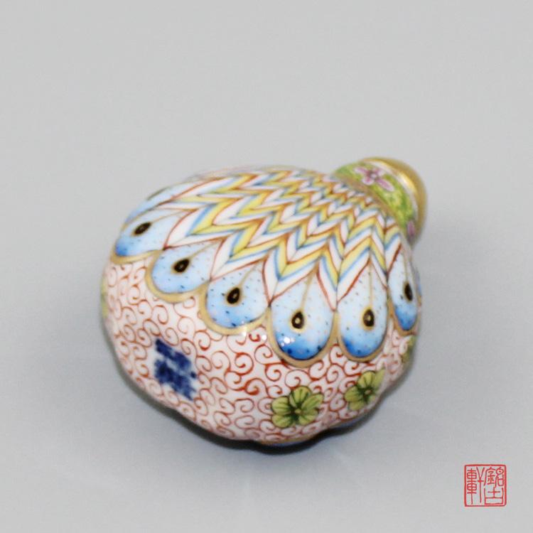 孔雀开屏手工描金粉彩陶瓷鼻烟壶