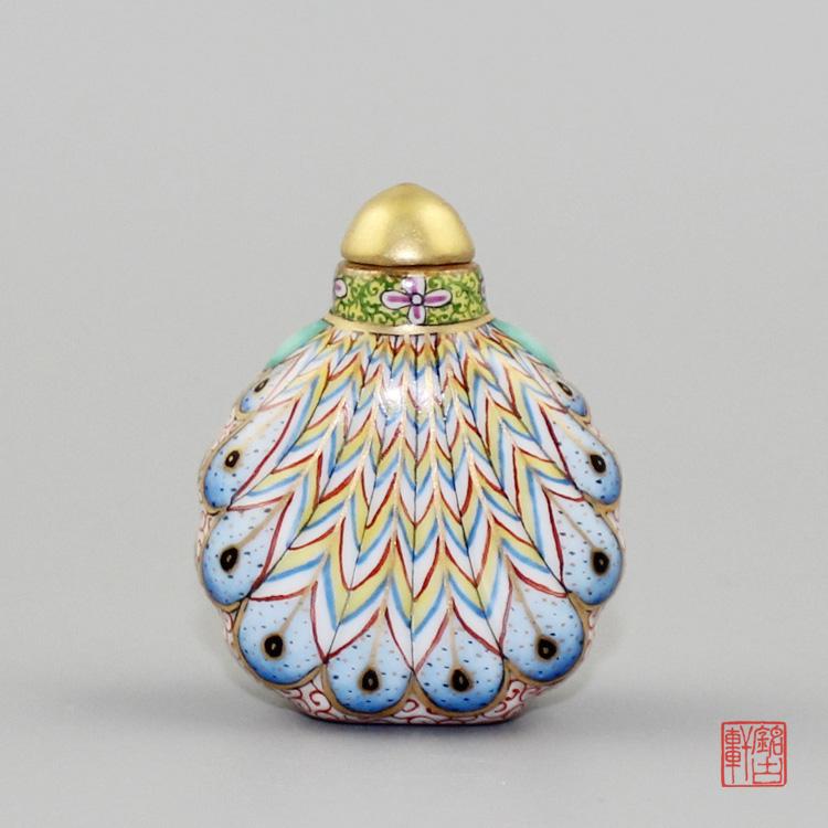 孔雀开屏手工描金粉彩陶瓷鼻烟壶