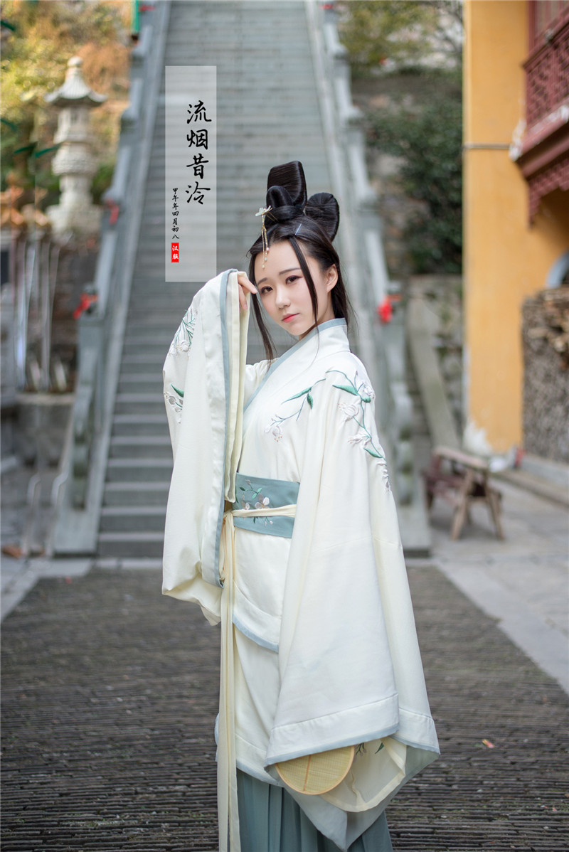汉服女绣花曲裾正规襦裙