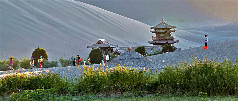 敦煌奇观美丽月牙泉