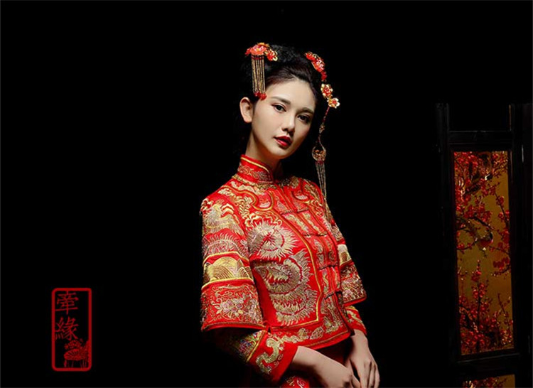 新娘中式红装礼服，龙凤绣花唐装