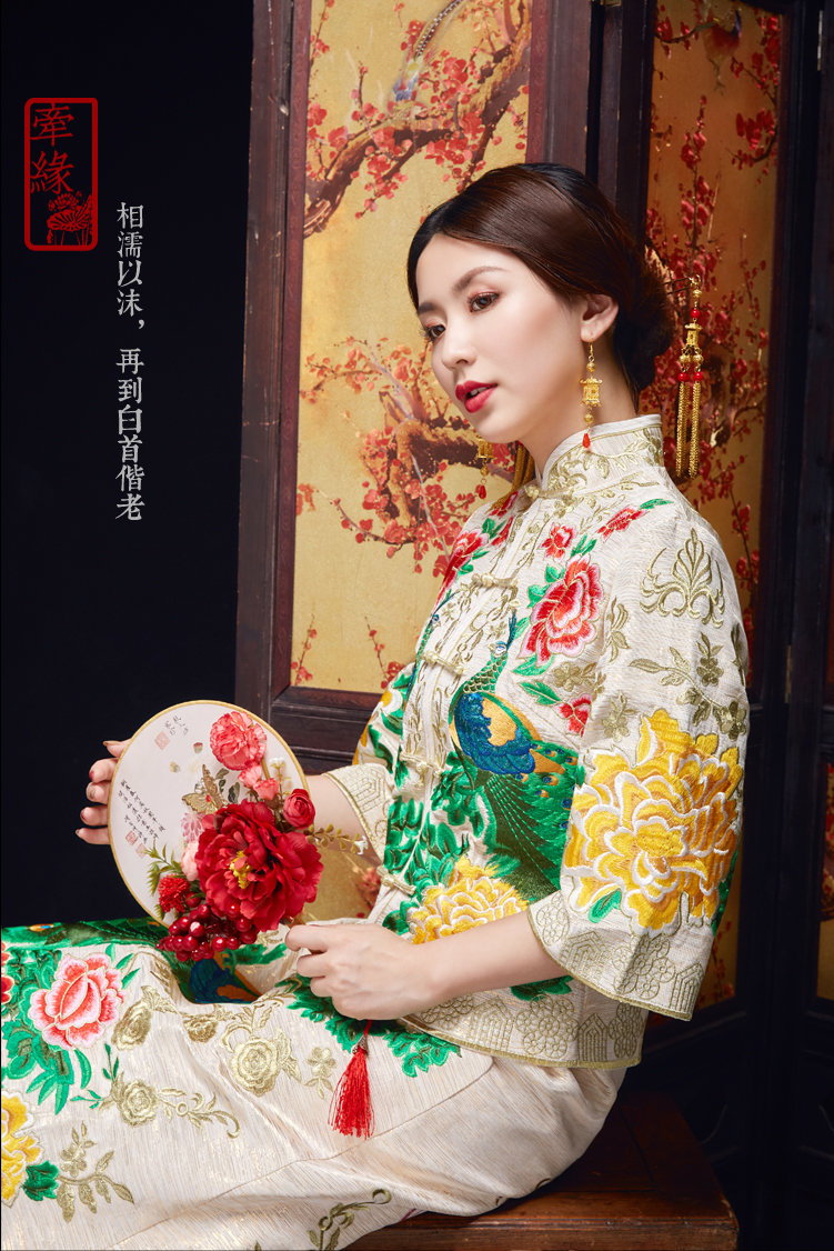 复古中式白色孔雀刺绣礼服，唐装刺绣精美龙凤