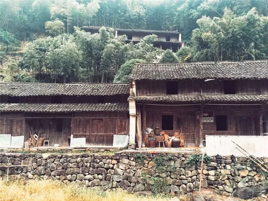 栖霞山居，溪流环绕在古村落捕鱼看霞光