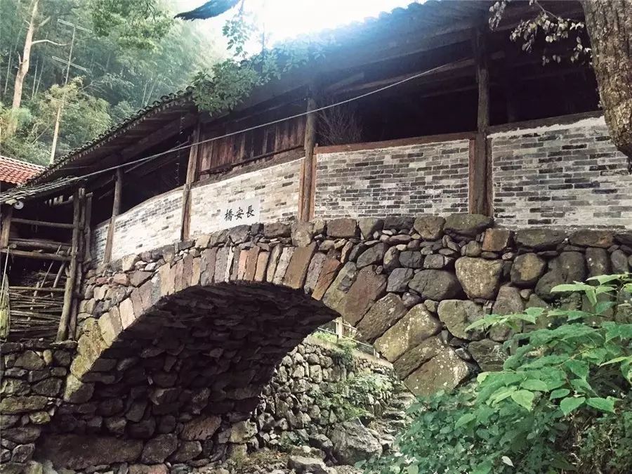 栖霞山居,溪流环绕在古村落捕鱼看霞光