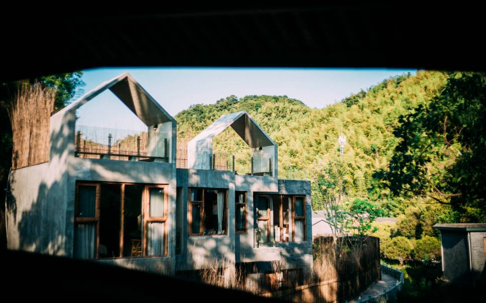 栖霞山居,溪流环绕在古村落捕鱼看霞光