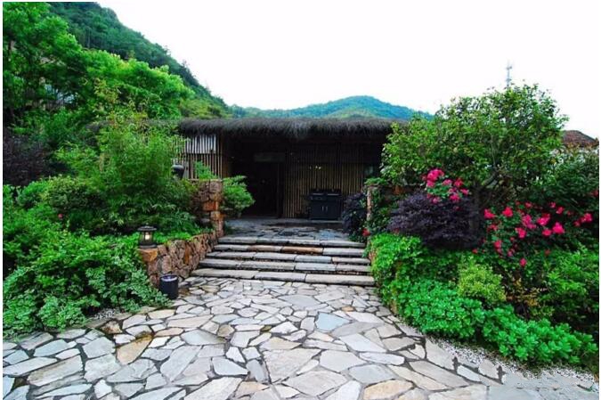 莫干山遥远的山民宿，溪声不绝耳山色不离门