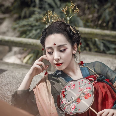 娇艳红裙带红伞头像，唯美古风女子头像