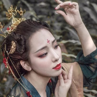 娇艳红裙带红伞头像，唯美古风女子头像