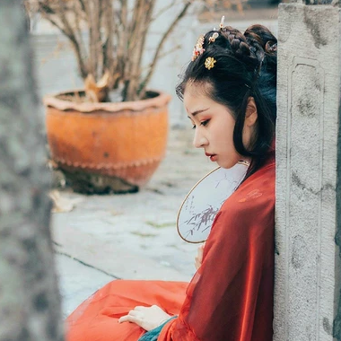 青玉暗红裙带团扇头像，唯美古风女子头像
