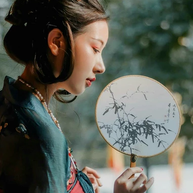 青玉暗红裙带团扇头像，唯美古风女子头像
