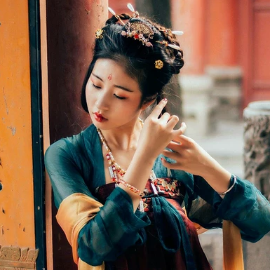 青玉暗红裙带团扇头像，唯美古风女子头像