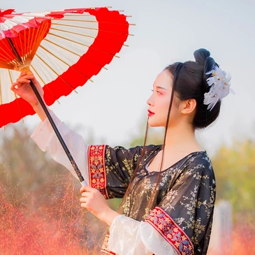 粉黛带红伞女生头像，唯美古风真人头像
