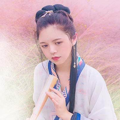 粉嫩带折扇女生头像，唯美古风真人头像
