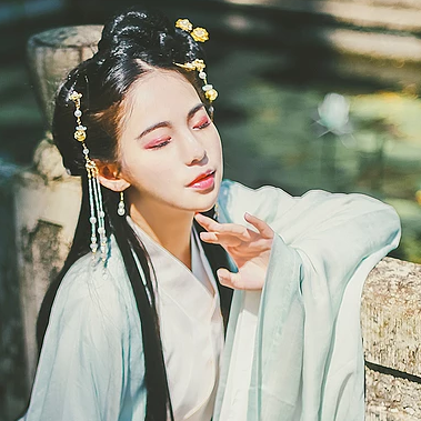 喝酒伤感女生头像，唯美古风真人头像