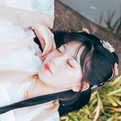 三樱带团扇女子头像，唯美古风真人头像