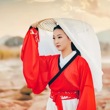 秋色弹琵琶红衣女生头像，唯美古风真人头像