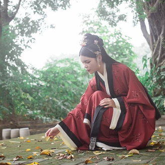 倾城红衣女子头像，唯美古风真人头像