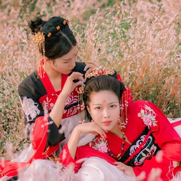 娇艳红衣闺蜜头像，唯美古风真人头像