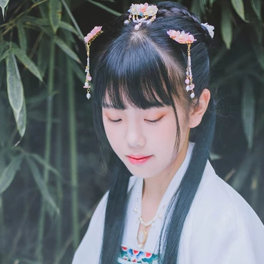 小清新淡蓝色带团扇头像，唯美古风真人头像