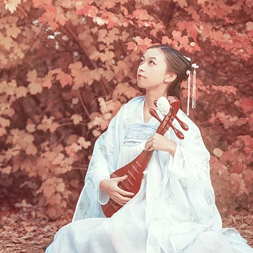 落叶意境弹琵琶女生头像，唯美古风真人头像