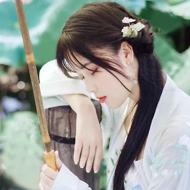荷塘边带伞女生头像，唯美古风真人头像