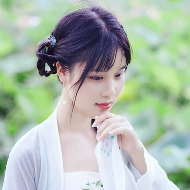 荷塘边带伞女生头像，唯美古风真人头像