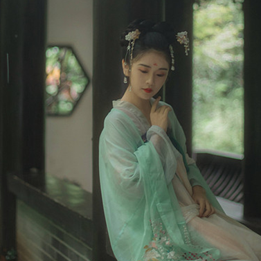 庭院长廊带伞女生头像，唯美古风真人头像