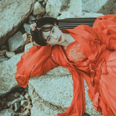 烈焰红衣女生头像，唯美古风真人头像