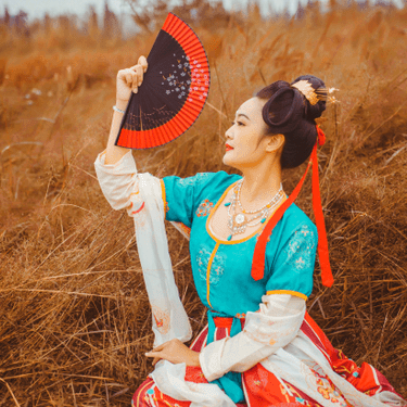 红妆带折扇女生头像，唯美古风真人头像
