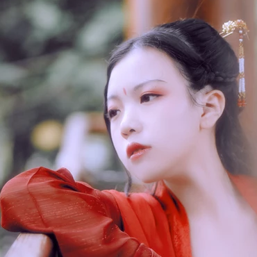 文艺红衣带团扇女生头像,唯美古风真人头像