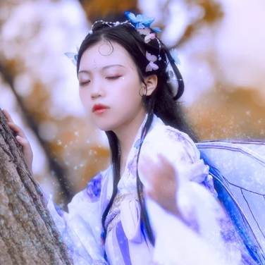 蝴蝶飞舞女生头像，唯美古风真人头像