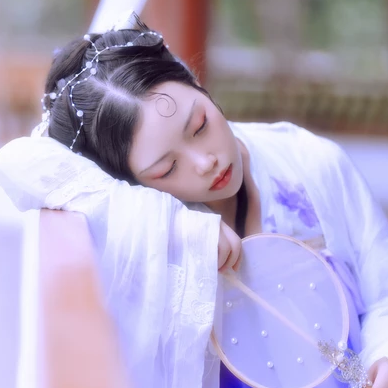 蝴蝶飞舞女生头像，唯美古风真人头像