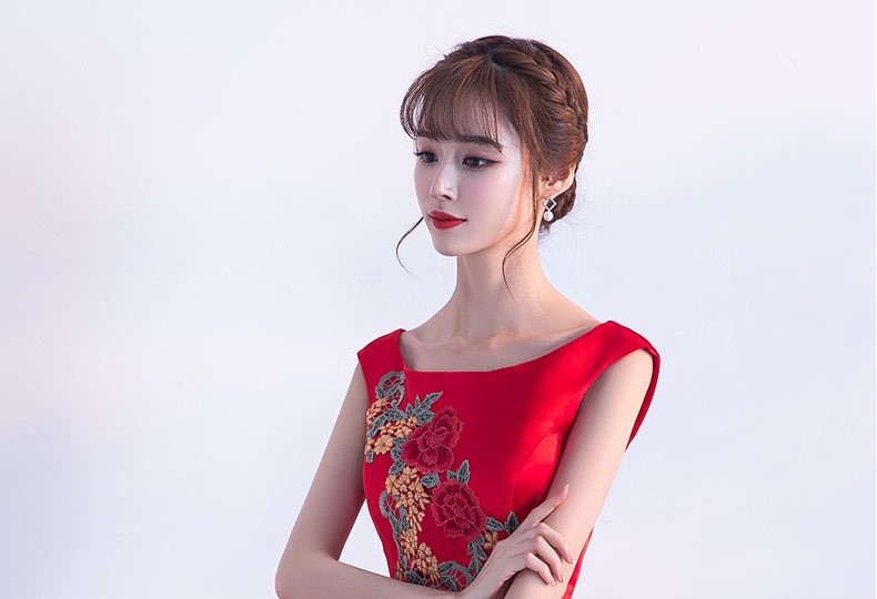 时尚中国风中式礼服，芍药绣花新娘结婚礼服