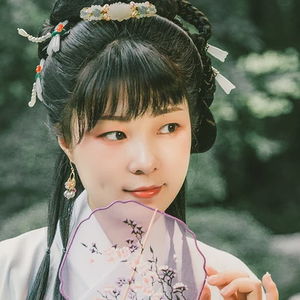 庭院带团扇女生头像，唯美古风真人头像