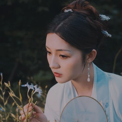 文艺带团扇女生头像，唯美古风真人头像