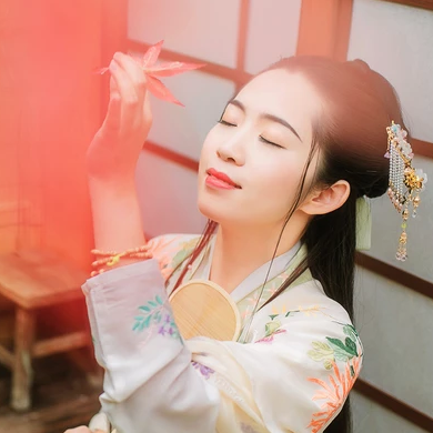 秋意枫叶带团扇头像,唯美古风真人头像