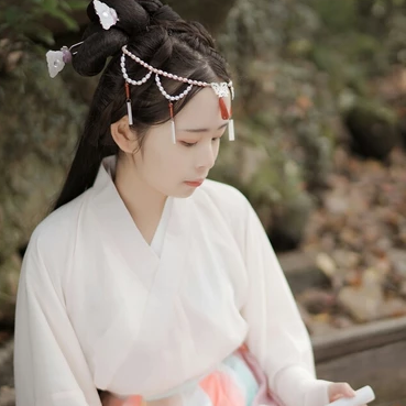 枫叶带团扇女生头像，唯美古风真人头像