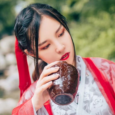红衣喝酒女生头像，唯美古风真人头像